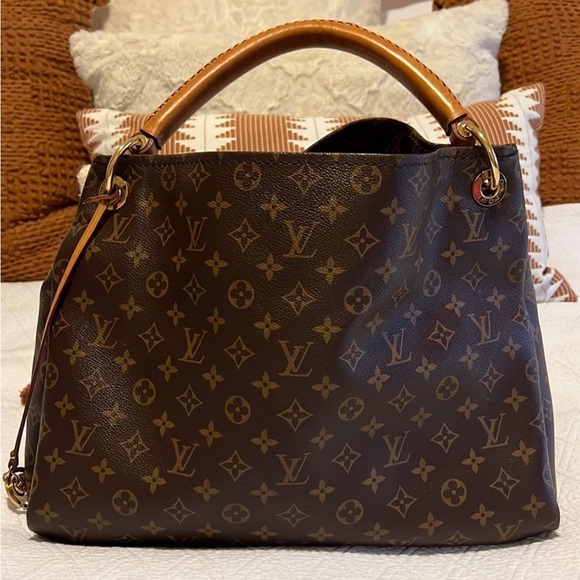 Louis Vuitton Handbags - Louis Vuitton Artsy MM Monogram